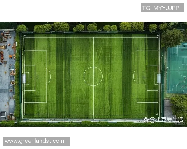 足球场地过大看不见球星的现象背后原因与解决之道分析 足球场地过大看不见球星的现象背后原因与解决之道分析