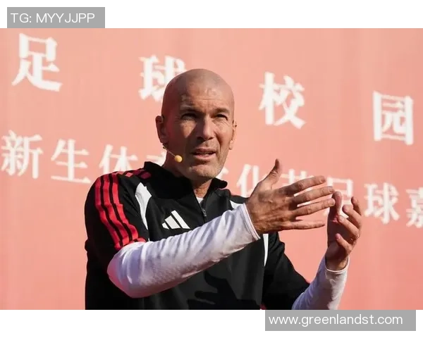 足球巨星赛前祈祷瞬间展现信仰力量与体育精神交融之美